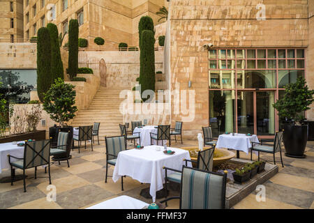 Inneneinrichtung eines Outdoor-Restaurants im Grand Hyatt Hotel in Amman, Haschemitischen Königreich Jordanien, Naher Osten. Stockfoto