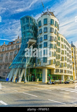 Prag - 8. November 2015: Modernes Gebäude, auch bekannt als das Tanzende Haus, entworfen von Vlado Milunic und Gehry stand Stockfoto