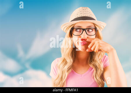 Zusammengesetztes Bild der schönen Hipster mit einen falschen Schnurrbart Stockfoto