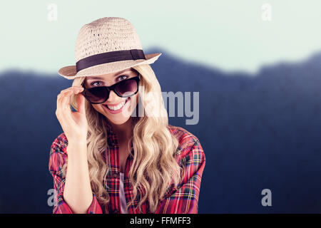 Zusammengesetztes Bild des wunderschönen lächelnden blonden Hipster posiert mit Sonnenbrille Stockfoto