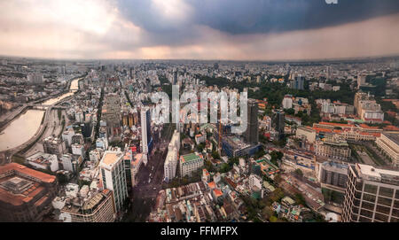 Vietnam. Vietnam. Ost-Asien. Ho-Chi-Minh-Stadt früher Saigon mit dem Saigon-Fluss auf der linken Seite. Das Rathaus auf der rechten Seite. Stockfoto