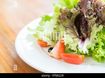 Frische gesunde Salate auf den Tisch Stockfoto