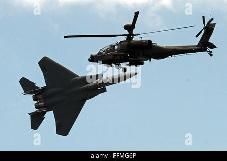 Singapur. 16. Februar 2016. Ein Kampfflugzeug F-15SG (L) und ein AH - 64D Apache Kampfhubschrauber der Singapore Air Force führen Kunstflug fliegen während der Singapore Airshow auf Singapurs Changi Messegelände, 16. Februar 2016 statt. Singapore Airshow, Asien der größte und einer der wichtigsten Luft-und Raumfahrt- sowie Ausstellungen in der Welt, startete Dienstag mit einem erneuerten Fokus auf der Fahrt von global Aviation Industrietrends und Entwicklungen. Bildnachweis: Dann Chih Wey/Xinhua/Alamy Live News Stockfoto