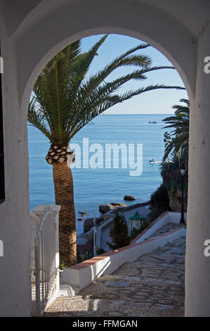 Andalusien in Spanien: Nerja's Balcon de Europa und der Fußweg hinunter zum Strand, Playa de la Calahonda Stockfoto