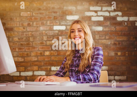 Zusammengesetztes Bild ziemlich Gelegenheitsarbeiter an ihrem Schreibtisch Stockfoto