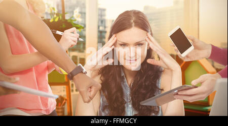 Zusammengesetztes Bild der Frau mit Kopf in Händen Stockfoto