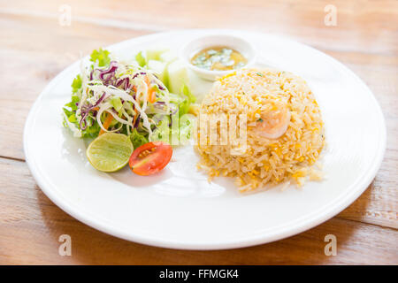 Gebratener Reis mit Garnelen und Salat auf Teller Stockfoto