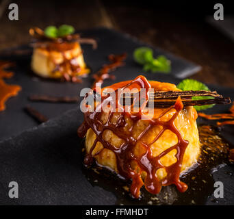 Nahaufnahme von Karamell-Pudding mit Vanille und Karamell Dekoration Stockfoto