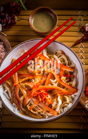 Schüssel Nudeln mit Paprika, Ansicht von oben geschossen Stockfoto