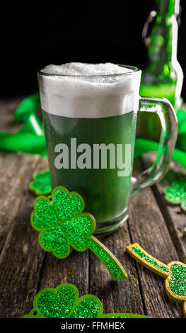 Jungbier in einem Becher für St. Patricks Day Feier Stockfoto