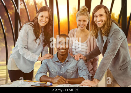Zusammengesetztes Bild Porträt des Lächelns Business-Team legte Hände auf die Schulter des Mannes an der Rezeption