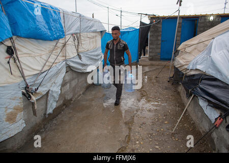 Flüchtlinge in einem Flüchtlingslager im Nordirak Wasserholen Stockfoto