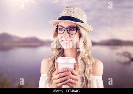 Wunderschöne lächelnde blonde Hipster mit Take-away-Becher Stockfoto