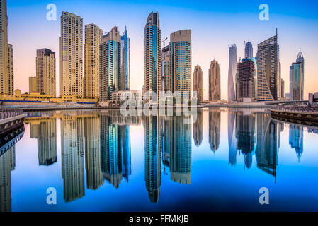 Wolkenkratzer in Dubai Marina. VEREINIGTE ARABISCHE EMIRATE Stockfoto