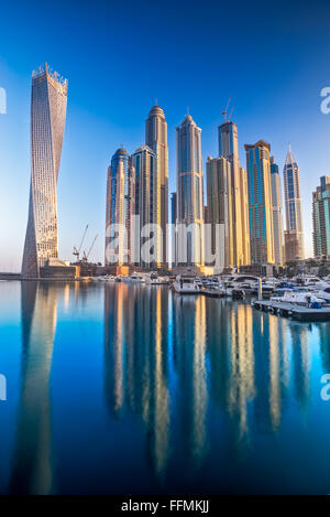 Wolkenkratzer in Dubai Marina. VEREINIGTE ARABISCHE EMIRATE Stockfoto