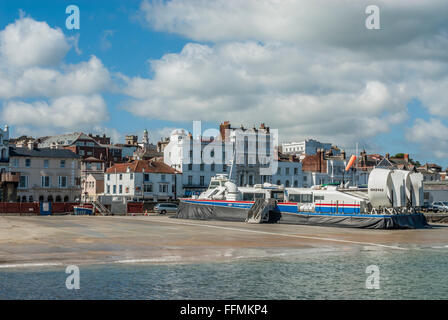 Hovertravel Hovercraft Fähre am Hafen von Ryde auf der Isle of Wight, England Stockfoto