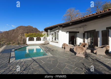 schöne Terrasse mit Pool, einer Villa, im freien Stockfoto