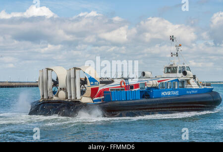 Hovertravel Hovercraft Fähre verlässt den Hafen von Ryde auf der Isle of Wight, England Stockfoto