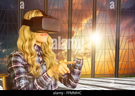 Zusammengesetztes Bild ziemlich lässig Arbeitnehmers mit Oculus rift Stockfoto