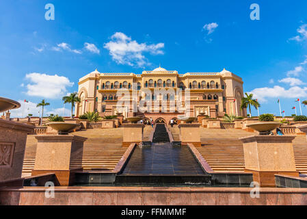ABU DHABI, Vereinigte Arabische Emirate - 8. Februar 2014: Emirates Palace und Gärten in Abu Dhabi am 29. Februar 2014, Vereinigte Arabische Emirate. Fünf Sterne Emirates Pal Stockfoto
