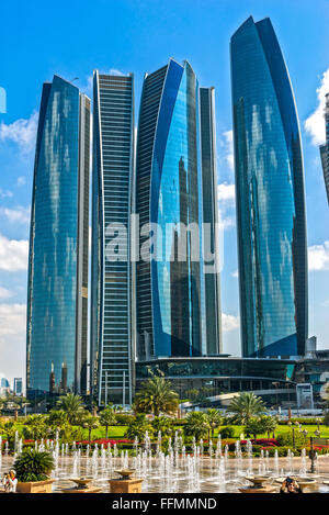 ABU DHABI, Vereinigte Arabische Emirate - 8. Februar 2014: Etihad Towers Gebäude in Abu Dhabi. Vereinigte Arabische Emirate. Fünf Türme Komplex mit 74 Stock Stockfoto