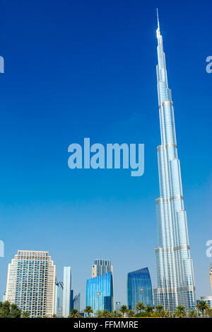 DUBAI, Vereinigte Arabische Emirate - Februar 10: Fassade Burj Khalifa am 10. Februar 2014 in Dubai, VAE. Burj Khalifa ist eine höchste Gebäude der Welt Stockfoto