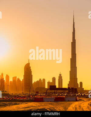 Skyline von Dubai in der Abenddämmerung, Vereinigte Arabische Emirate. Stockfoto