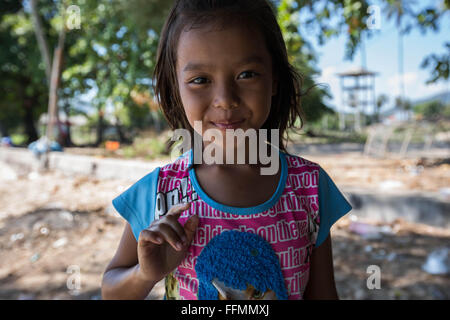 Phuket, Rawai Beach, Thailand. 14. Februar 2016. Kind ist am Rawai Beach abgebildet, wie tätlichen Angriffs brach am Morgen des 27. Januar 2016 am Rawai Beach in Chao Lay Indianerdorf (Seezigeuner), mindestens 100 Männer wurden durch ein video-Aufnahmen gesehen, schlagen mit Holzstöcken, Stanzen und treten die Seezigeuner über eine 33 Rai (ca. 5 ha) erstrecken sich von Land, zumindest mehr als 30 Seezigeuner verletzt und einige Angeln Ausrüstungen wurden zerstört sowie beherbergt. Das Land "Baron World Trade Ltd." gehört wie sie behaupten, dass sie legal erworben Titel in das Land eine Lux bauen Stockfoto