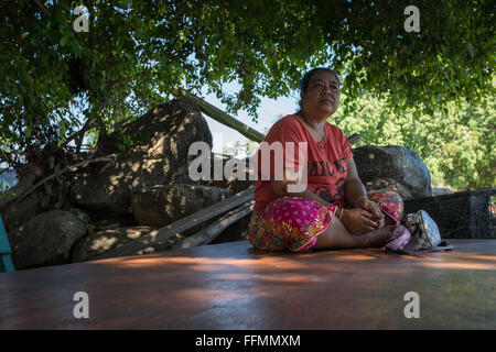 Phuket, Rawai Beach, Thailand. 14. Februar 2016. Seezigeuner Frau abgebildet ist, wie sie kämpfen Räumung von einem Gutsbesitzer, der sie beschuldigt aller Eingriffe. Tätlichen Angriffs brach am Morgen des 27. Januar 2016 am Rawai Beach in Chao Lay Indianerdorf (Seezigeuner), mindestens 100 Männer wurden durch ein video-Aufnahmen gesehen, schlagen mit Holzstöcken, Stanzen und treten die Seezigeuner über eine 33 Rai (ca. 5 ha) erstrecken sich von Land, zumindest mehr als 30 Seezigeuner verletzt und einige Angeln Ausrüstungen wurden zerstört sowie Häuser. Das Land ist im Besitz von "Baron World Trade Ltd." Stockfoto