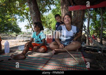 Phuket, Rawai Beach, Thailand. 14. Februar 2016. Seezigeuner Familie wird als sie kämpfen Räumung am Rawai Beach von einem Gutsbesitzer abgebildet, die ihnen der Eingriff beschuldigt. Tätlichen Angriffs brach am Morgen des 27. Januar 2016 am Rawai Beach in Chao Lay Indianerdorf (Seezigeuner), mindestens 100 Männer wurden durch ein video-Aufnahmen gesehen, schlagen mit Holzstöcken, Stanzen und treten die Seezigeuner über eine 33 Rai (ca. 5 ha) erstrecken sich von Land, zumindest mehr als 30 Seezigeuner verletzt und einige Angeln Ausrüstungen wurden zerstört sowie Häuser. Das Land ist im Besitz von "Baron Wo Stockfoto