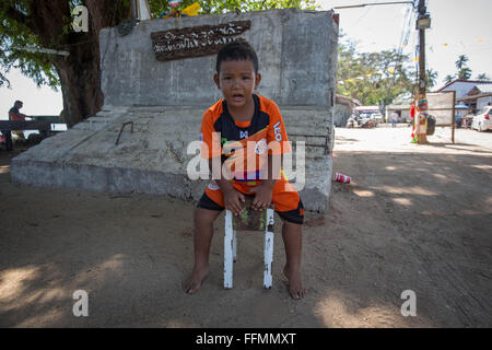 Phuket, Rawai Beach, Thailand. 14. Februar 2016. Ein Kind ist im Inneren der Seezigeuner Dorf abgebildet eine Weile nach dem Angriff. Tätlichen Angriffs brach am Morgen des 27. Januar 2016 am Rawai Beach in Chao Lay Indianerdorf (Seezigeuner), mindestens 100 Männer wurden durch ein video-Aufnahmen gesehen, schlagen mit Holzstöcken, Stanzen und treten die Seezigeuner über eine 33 Rai (ca. 5 ha) erstrecken sich von Land, zumindest mehr als 30 Seezigeuner verletzt und einige Angeln Ausrüstungen wurden zerstört sowie Häuser. Das Land ist im Besitz von "Baron World Trade Ltd.", wie sie, dass behaupten sie rechtlich Stockfoto