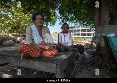 Phuket, Rawai Beach, Thailand. 14. Februar 2016. Meer Zigeuner Frauen sind als sie kämpfen Räumung von einem Gutsbesitzer abgebildet, die ihnen der Eingriff angeklagt. Tätlichen Angriffs brach am Morgen des 27. Januar 2016 am Rawai Beach in Chao Lay Indianerdorf (Seezigeuner), mindestens 100 Männer wurden durch ein video-Aufnahmen gesehen, schlagen mit Holzstöcken, Stanzen und treten die Seezigeuner über eine 33 Rai (ca. 5 ha) erstrecken sich von Land, zumindest mehr als 30 Seezigeuner verletzt und einige Angeln Ausrüstungen wurden zerstört sowie Häuser. Das Land ist im Besitz von "Baron World Trade Ltd." eine Stockfoto