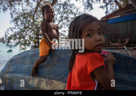 Phuket, Rawai Beach, Thailand. 14. Februar 2016. Kinder sind im Inneren der Seezigeuner Dorf abgebildet eine Weile nach dem Angriff. Tätlichen Angriffs brach am Morgen des 27. Januar 2016 am Rawai Beach in Chao Lay Indianerdorf (Seezigeuner), mindestens 100 Männer wurden durch ein video-Aufnahmen gesehen, schlagen mit Holzstöcken, Stanzen und treten die Seezigeuner über eine 33 Rai (ca. 5 ha) erstrecken sich von Land, zumindest mehr als 30 Seezigeuner verletzt und einige Angeln Ausrüstungen wurden zerstört sowie Häuser. Das Land ist im Besitz von "Baron World Trade Ltd.", wie sie, dass behaupten sie rechtlich Stockfoto