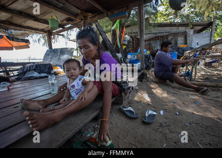 Phuket, Rawai Beach, Thailand. 14. Februar 2016. Meer Zigeuner Menschen sind wie sie kämpfen Räumung von einem Gutsbesitzer abgebildet, die ihnen der Eingriff angeklagt. Tätlichen Angriffs brach am Morgen des 27. Januar 2016 am Rawai Beach in Chao Lay Indianerdorf (Seezigeuner), mindestens 100 Männer wurden durch ein video-Aufnahmen gesehen, schlagen mit Holzstöcken, Stanzen und treten die Seezigeuner über eine 33 Rai (ca. 5 ha) erstrecken sich von Land, zumindest mehr als 30 Seezigeuner verletzt und einige Angeln Ausrüstungen wurden zerstört sowie Häuser. Das Land ist im Besitz von "Baron World Trade Ltd." Stockfoto