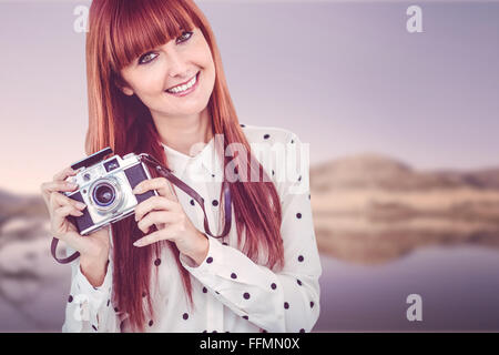 Attraktive lächelnd Hipster-Frau mit alten altmodischen Kamera Stockfoto