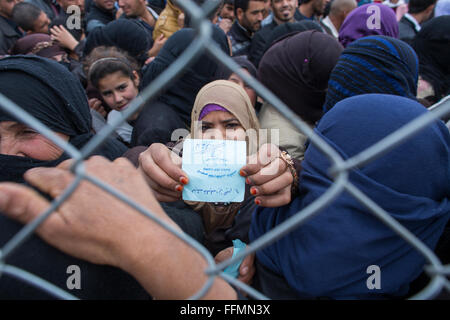 Decke-Verteilung durch eine muslimische NGO für Flüchtlinge im Flüchtlingslager Ashdi, Nordirak Stockfoto