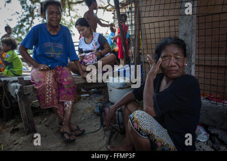 Phuket, Rawai Beach, Thailand. 14. Februar 2016. Meer Zigeuner Menschen sind in ihrem Dorf als ihre kämpfenden Räumung von einem Gutsbesitzer abgebildet, die ihnen der Eingriff als beschuldigt, während nach dem Angriff. Tätlichen Angriffs brach am Morgen des 27. Januar 2016 am Rawai Beach in Chao Lay Indianerdorf (Seezigeuner), mindestens 100 Männer wurden durch ein video-Aufnahmen gesehen, schlagen mit Holzstöcken, Stanzen und treten die Seezigeuner über eine 33 Rai (ca. 5 ha) erstrecken sich von Land, zumindest mehr als 30 Seezigeuner verletzt und einige Angeln Ausrüstungen wurden zerstört sowie Häuser Stockfoto