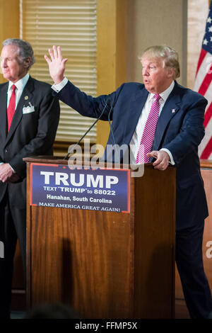 Hanahan, South Carolina, USA. 15. Februar 2016. Republikanische Präsidentschaftskandidat Milliardär Donald Trump endet eine Pressekonferenz 15. Februar 2016 in Hanahan, South Carolina. Stockfoto