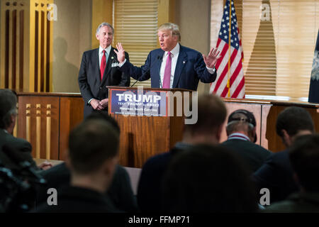 Hanahan, South Carolina, USA. 15. Februar 2016. Republikanische Präsidentschaftskandidat Milliardär Donald Trump im Rahmen einer Pressekonferenz 15. Februar 2016 in Hanahan, South Carolina. Stockfoto