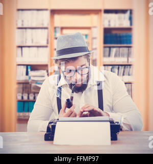 Zusammengesetztes Bild der Hipster Pfeife während seiner Arbeit am Schreibtisch Stockfoto