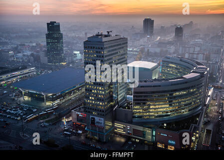 Blick vom Palast der Kultur und Wissenschaft. Goldene Terrassen-Einkaufszentrum und Bahnhof Warszawa Centralna, Warschau, Polen Stockfoto