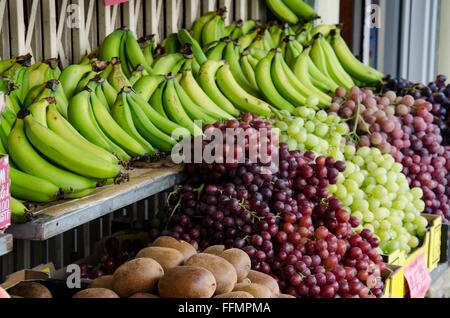 Bananen, Weintrauben und Kiwis für den Verkauf außerhalb einer asiatischen Lebensmittelhändler in Cabramatta, Sydney, Australien Stockfoto