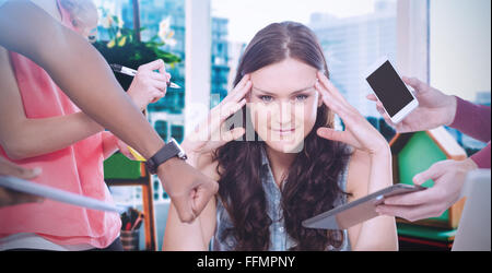 Zusammengesetztes Bild der Frau mit Kopf in Händen Stockfoto