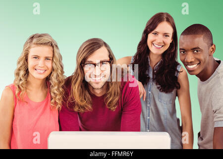 Zusammengesetztes Bild Porträt des Lächelns Business Team stehen bei Computer-Schreibtisch Stockfoto