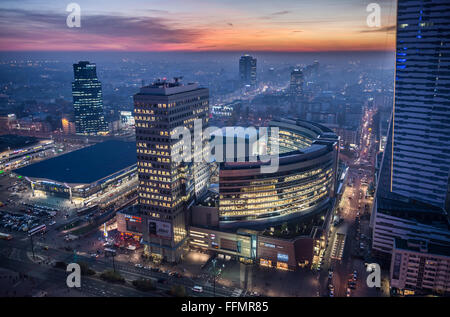 Blick vom Palast der Kultur und Wissenschaft. Goldene Terrassen-Einkaufszentrum und Bahnhof Warszawa Centralna, Warschau, Polen Stockfoto