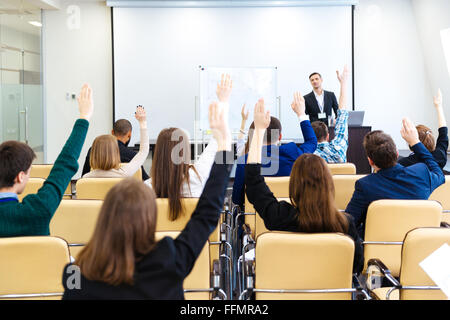 Lautsprecher, die Beantwortung der Fragen des Publikums auf Business-Konferenz in der Halle Stockfoto