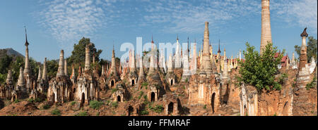 Panoramablick über Shwe Inn Thein Pagode, eine Gruppe von ruinierten buddhistischen Stupas in Inthein (Indein), Inle-See, Shan-Staat, Burma (meine Stockfoto