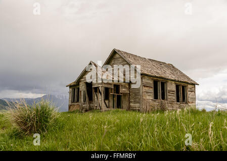 Alten, verlassenen Bauernhof in Wyoming, USA. Feder mit bewölktem Himmel. Stockfoto