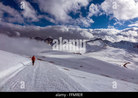 Weibliche Wanderer Wanderer in den Pyrenäen in Wolken Stockfoto