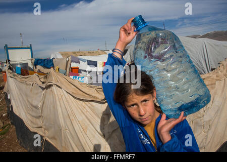 Flüchtlinge in einem Flüchtlingslager im Nordirak Wasserholen Stockfoto